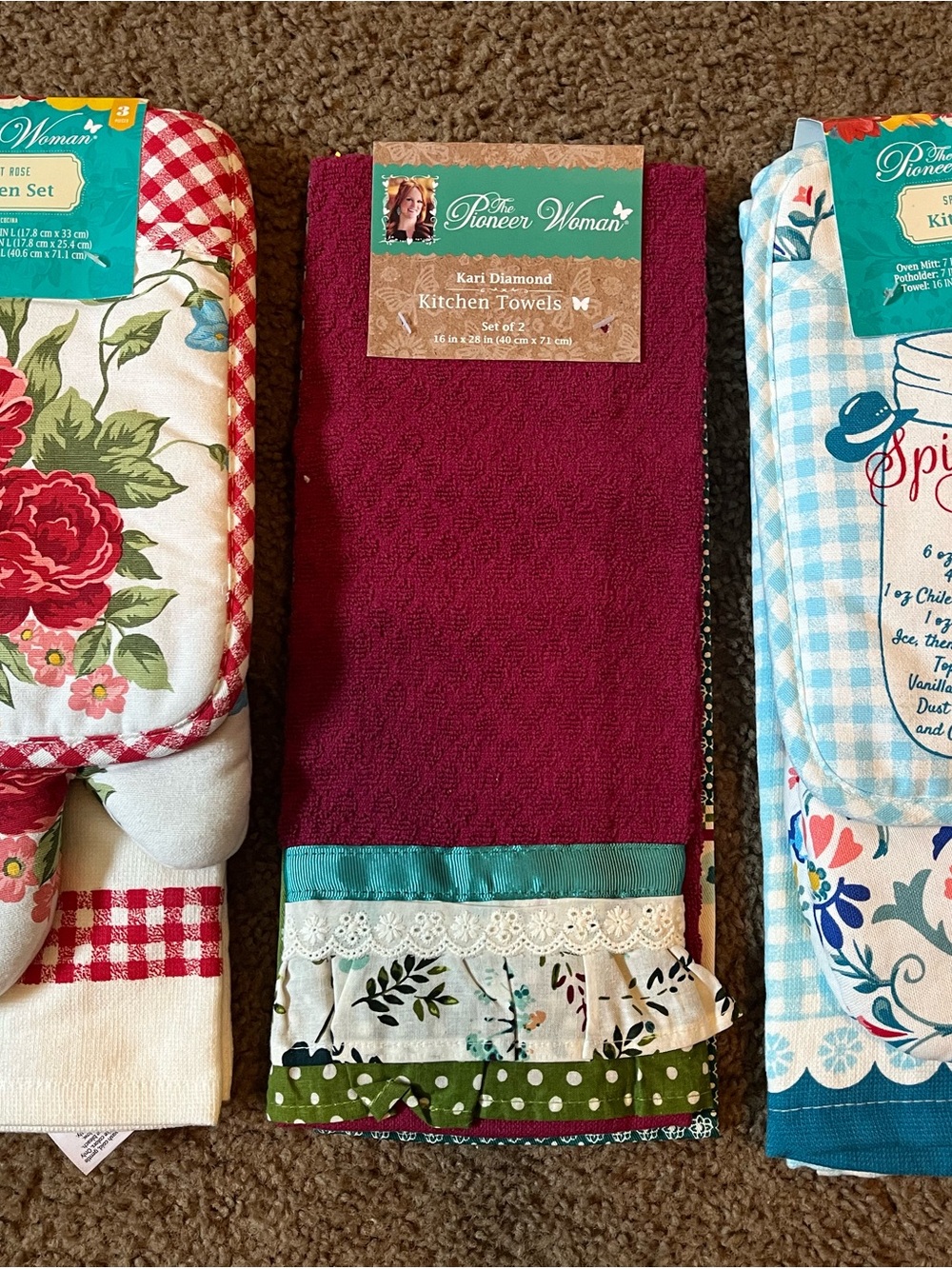 New Pioneer Woman Kitchen Towels / Oven Mitts / Potholders